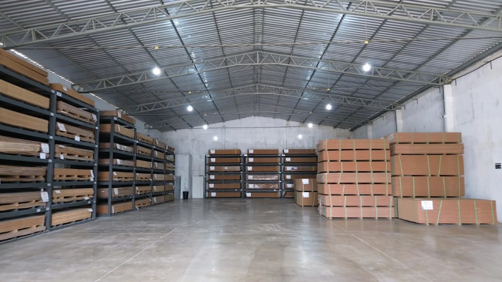 Galpão da Luzzo com estoque de MDF à pronta entrega